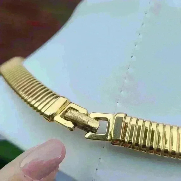 VTG Signed Monet Runway Collectable 70s goldtone Choker Omega Snake Necklace - Picture 16 of 17